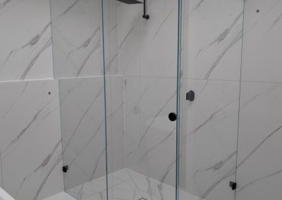 Sliding shower screen with black hardware