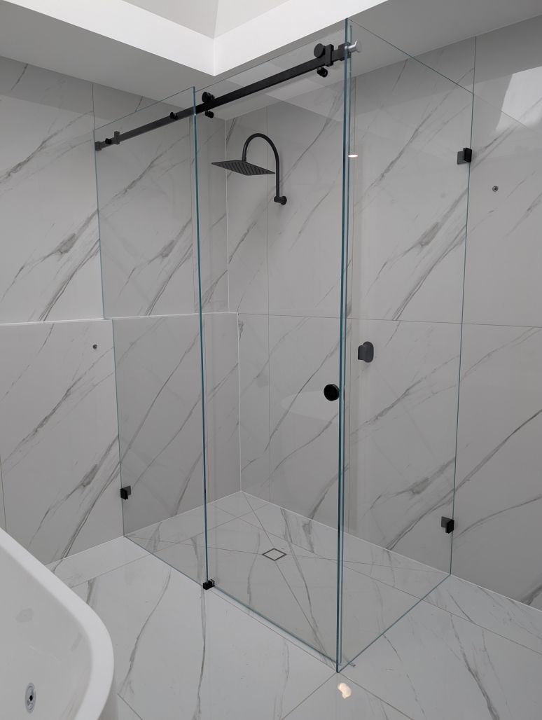 Sliding shower screen with black hardware