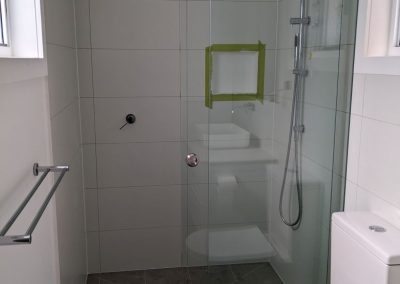 Sliding shower screen in a tight bathroom