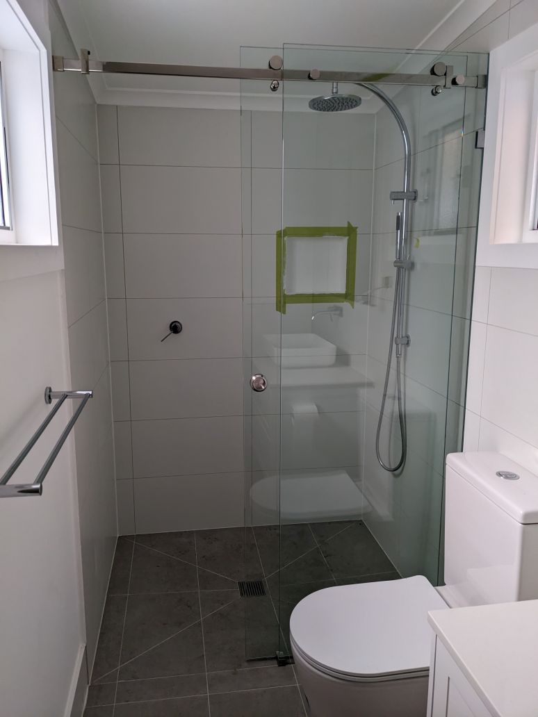 Sliding shower screen in a tight bathroom
