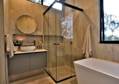 Corner-entry glass shower screen