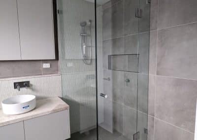 Full height corner shower screen