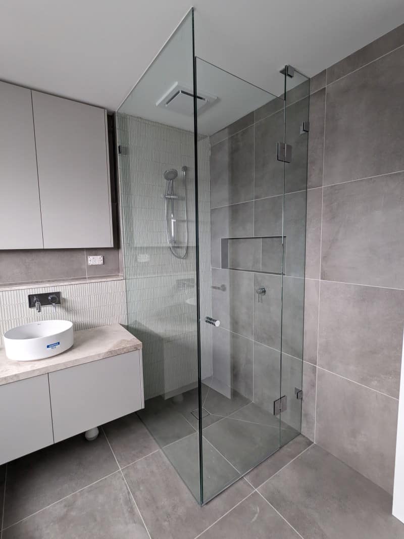 Full height corner shower screen