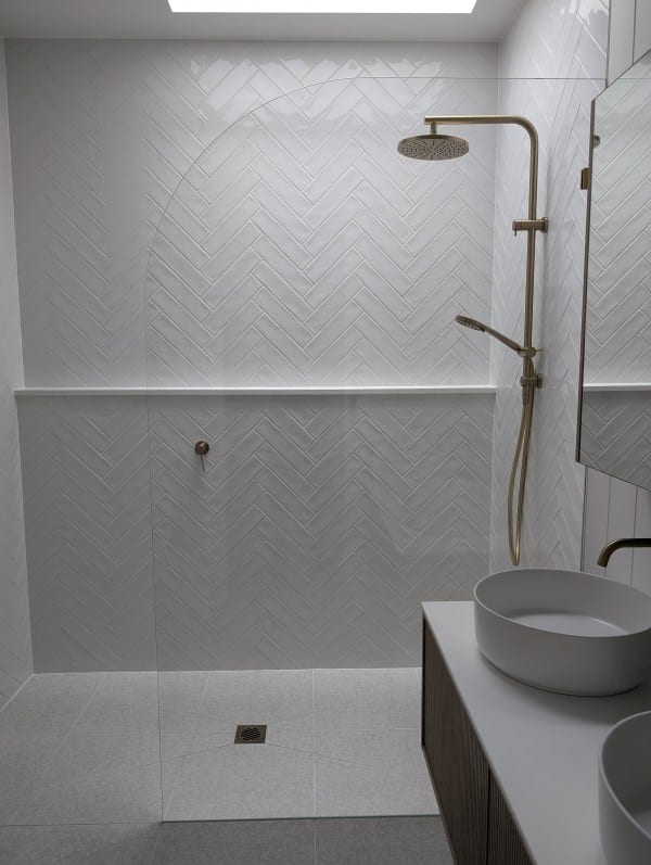 Walk-in shower with fixed glass panel