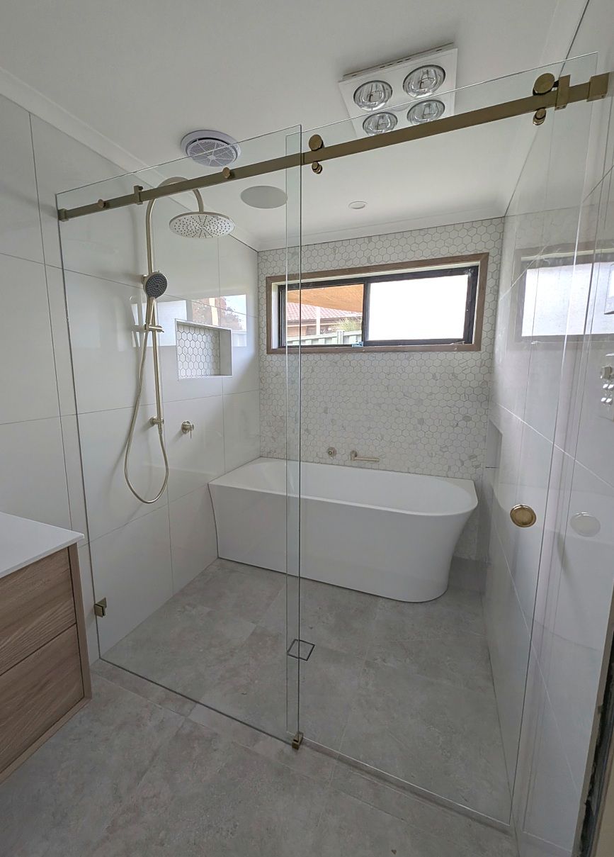 Sliding door shower screen in front of a bathtub
