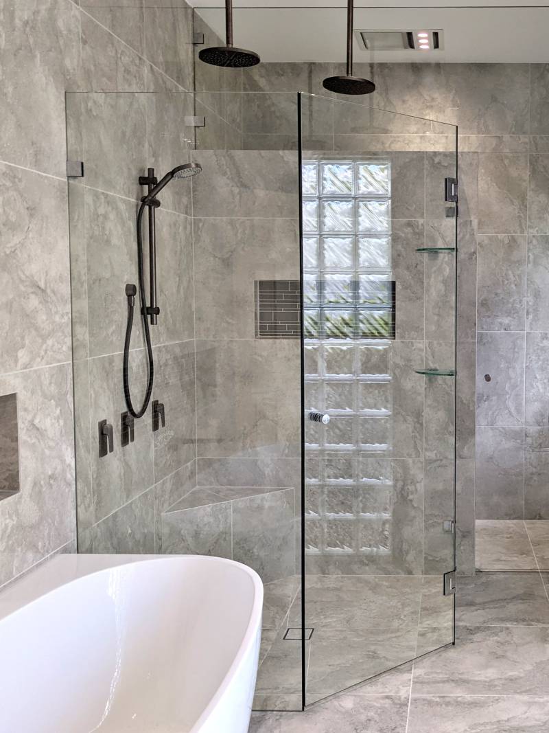 135-degree-shower-screen-melbourne-vertical Diamond shape shower screen in a spacious bathroom