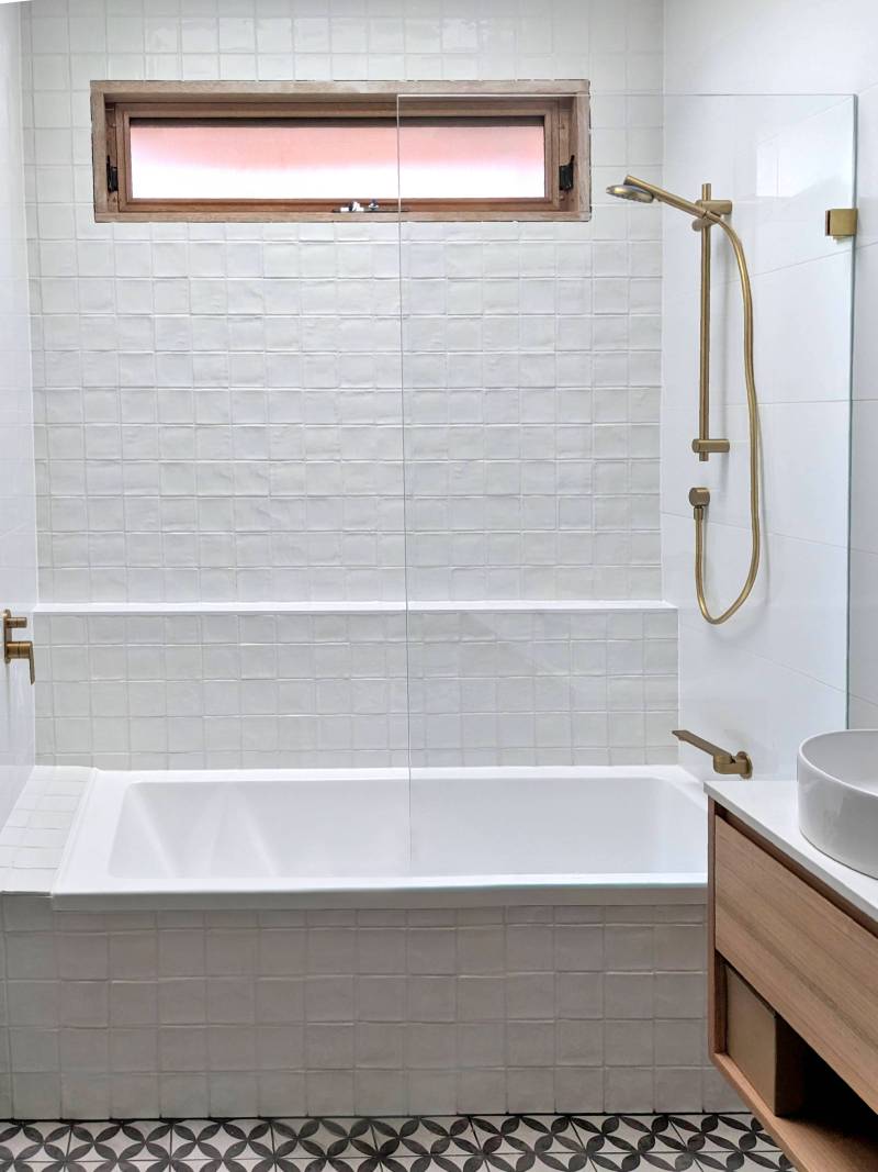 bathtub-shower-screen-panel-low-iron-glass Low Iron Glass shower screen panel with a curved corner in a walk in shower
