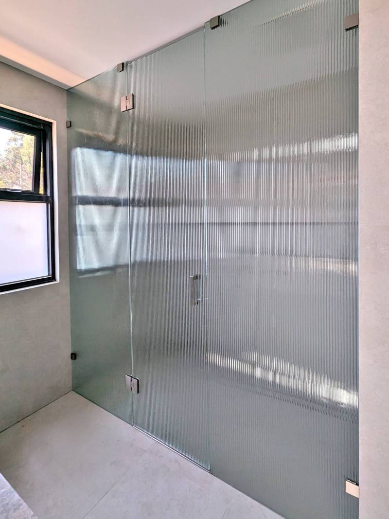 Full height full width narrow reeded glass shower screen