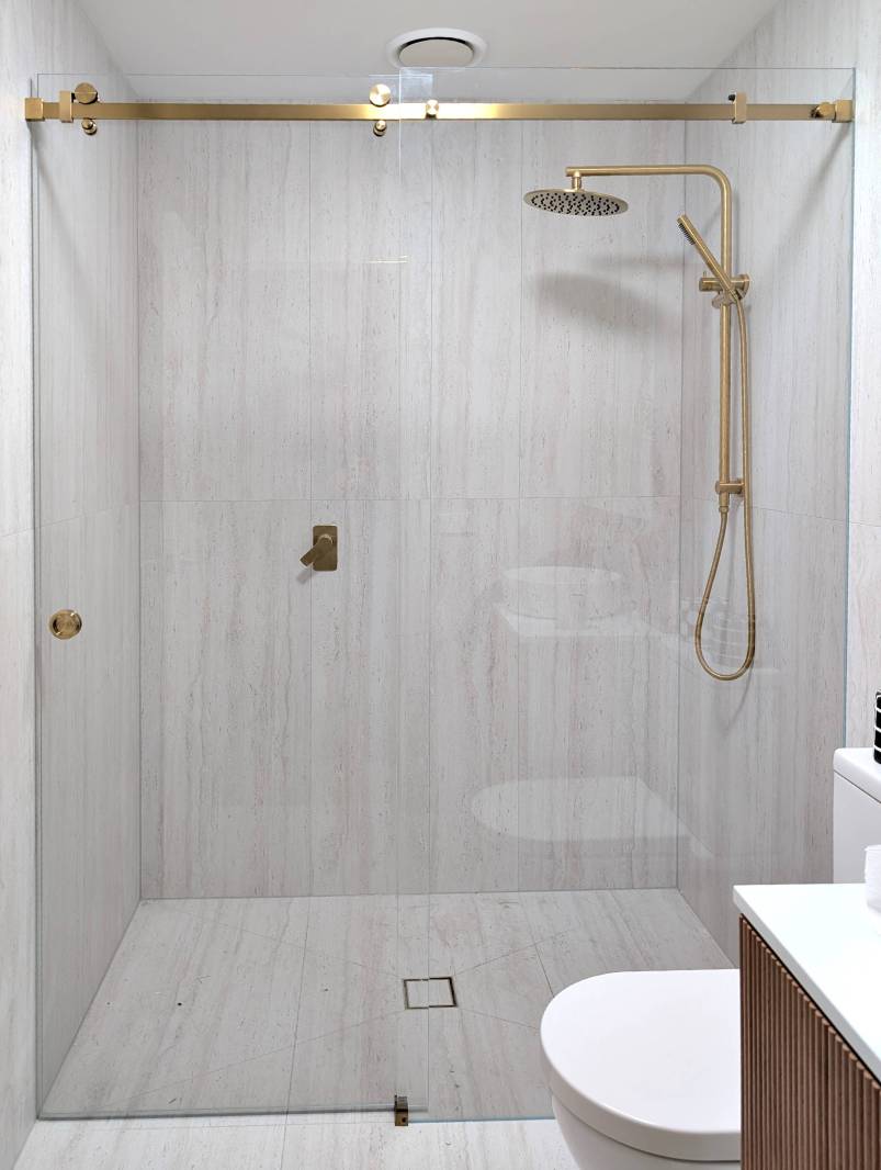 In-line sliding shower screen with brushed gold fittings